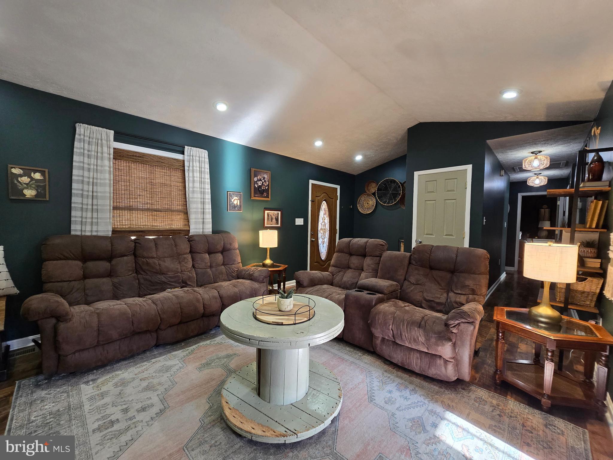 COLONIAL VILLAGE - Residential