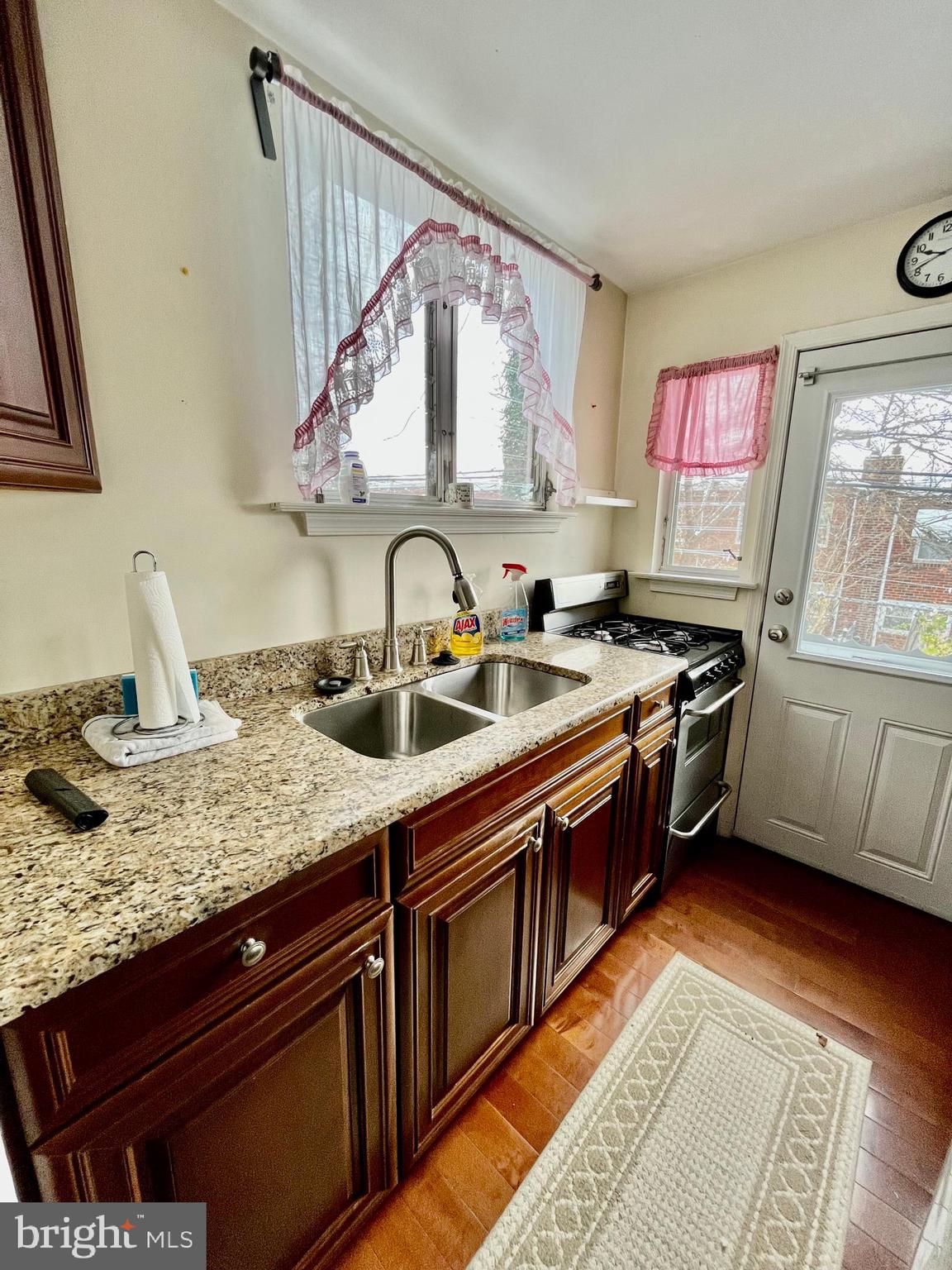 EAST FALLS - Residential Lease