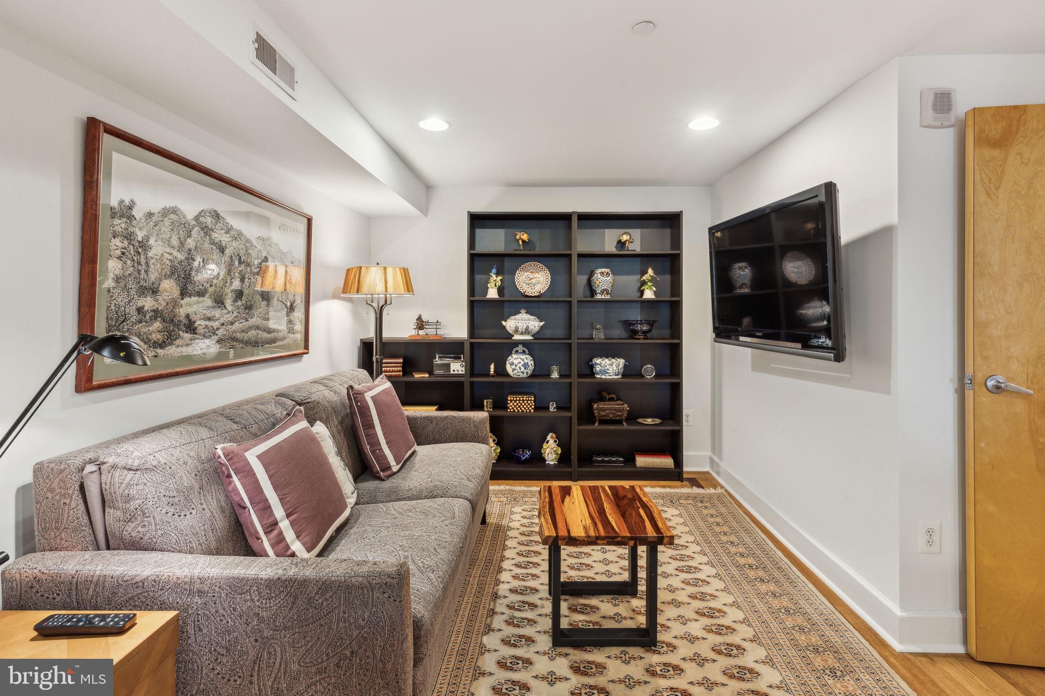 LOGAN SQUARE - Residential