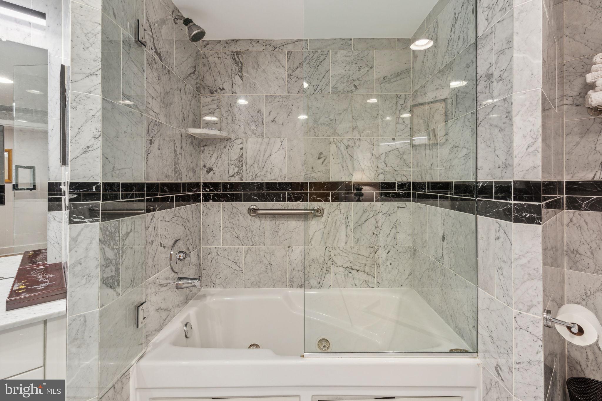 LOGAN SQUARE - Residential
