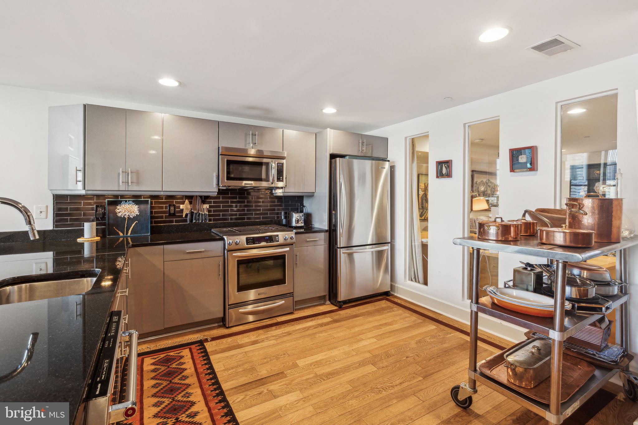 LOGAN SQUARE - Residential