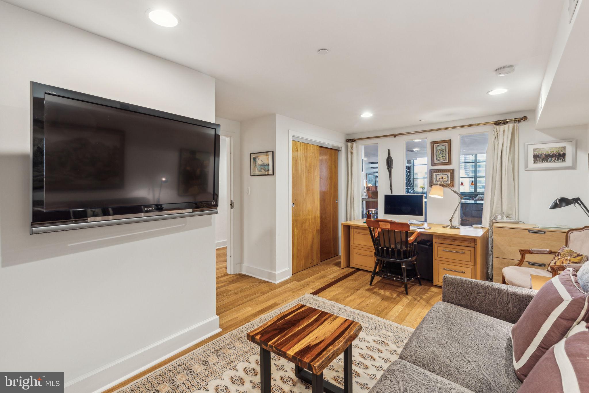 LOGAN SQUARE - Residential