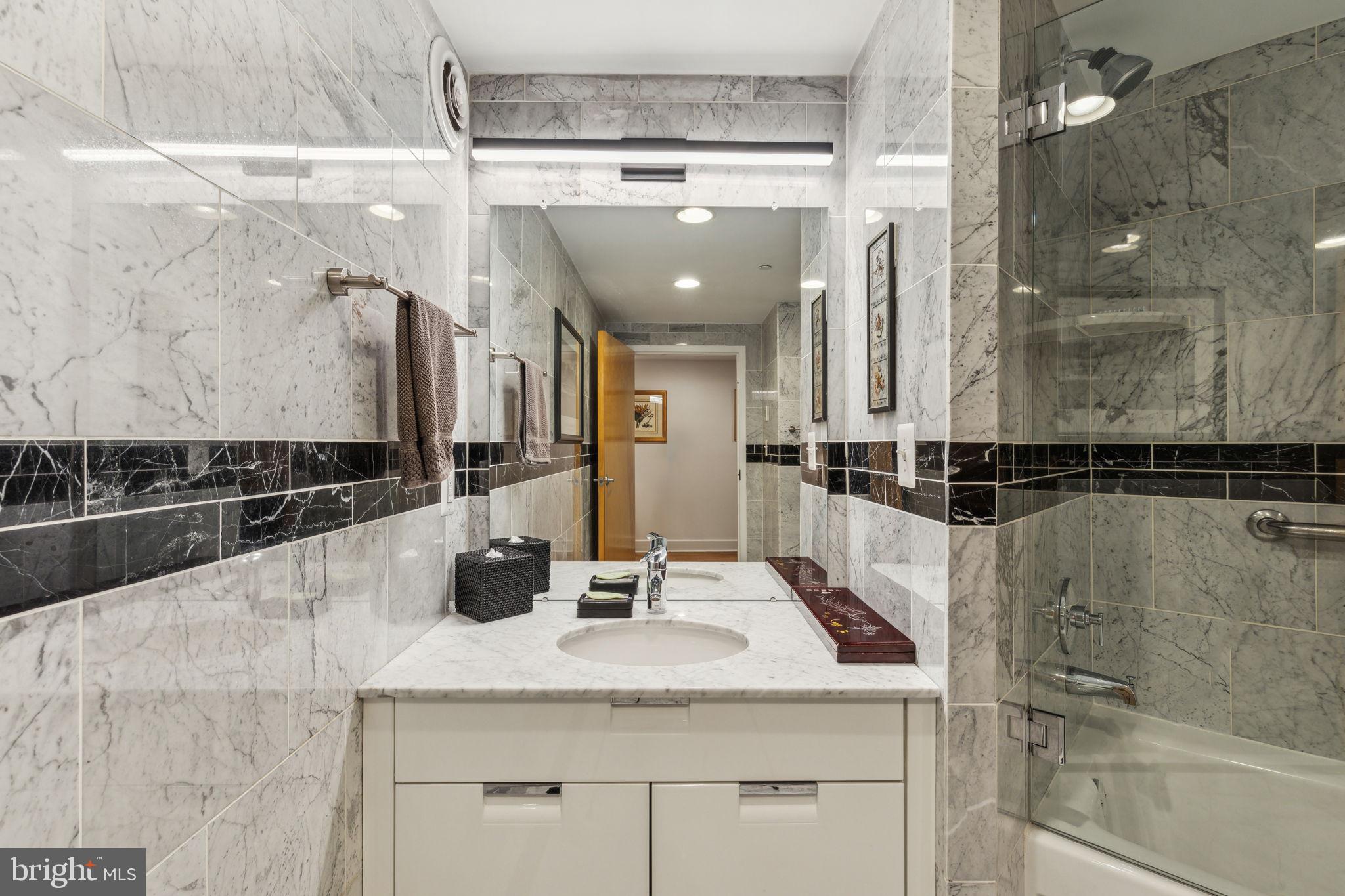 LOGAN SQUARE - Residential