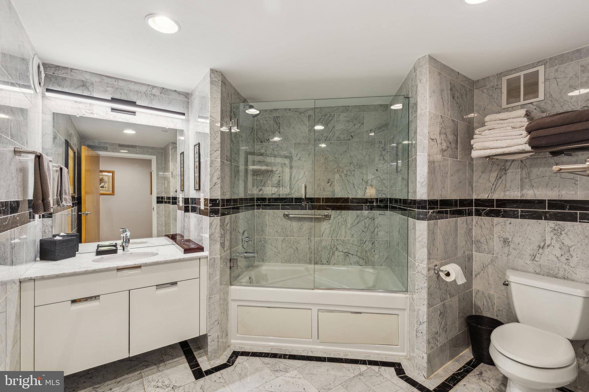 LOGAN SQUARE - Residential