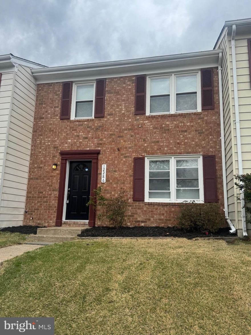 Beautifully renovated th in heart of lake ridge...3br & 1.5ba and tons of upgrades! Upgrade shaker cabinet, granite, ss appliances, lvp entire house, upgrade bath n tile work! Fully fenced yard w great concrete patio! Freshly painted and ready!