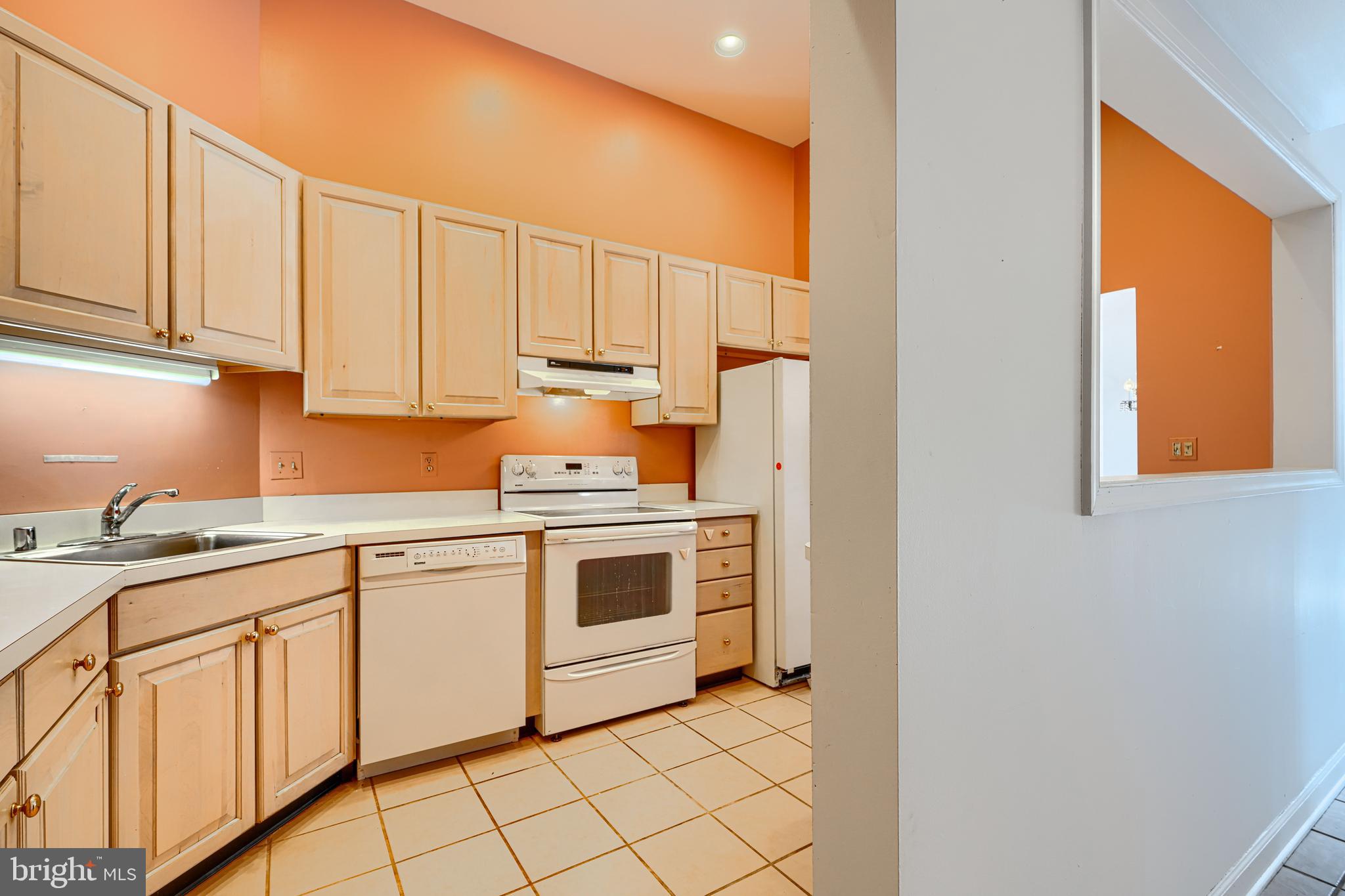 5712 ROLAND AVENUE 1E