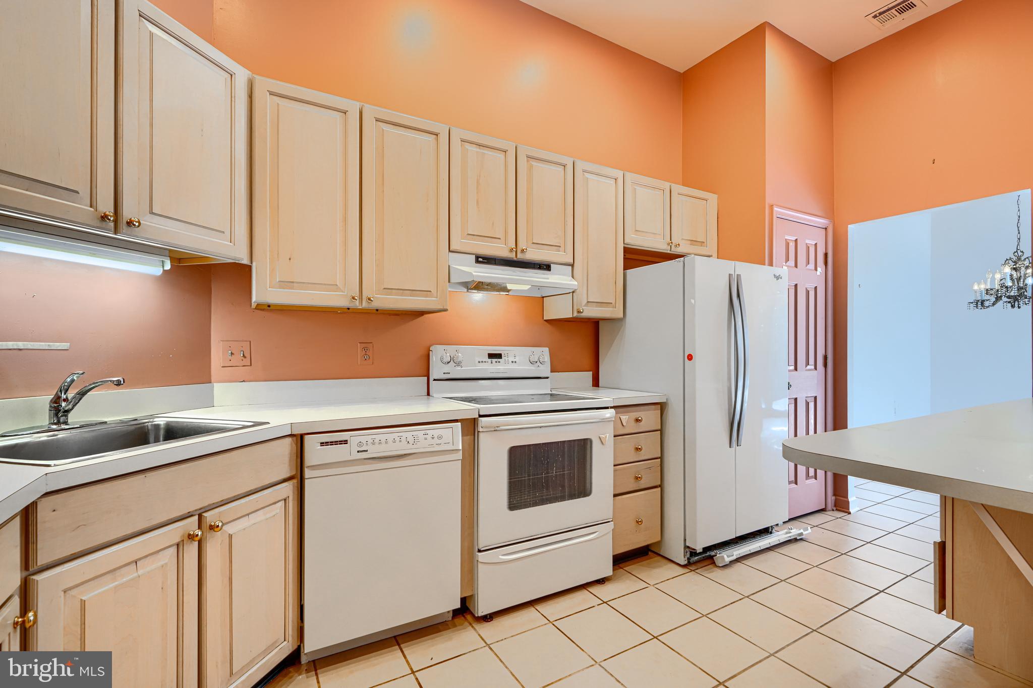 5712 ROLAND AVENUE 1E