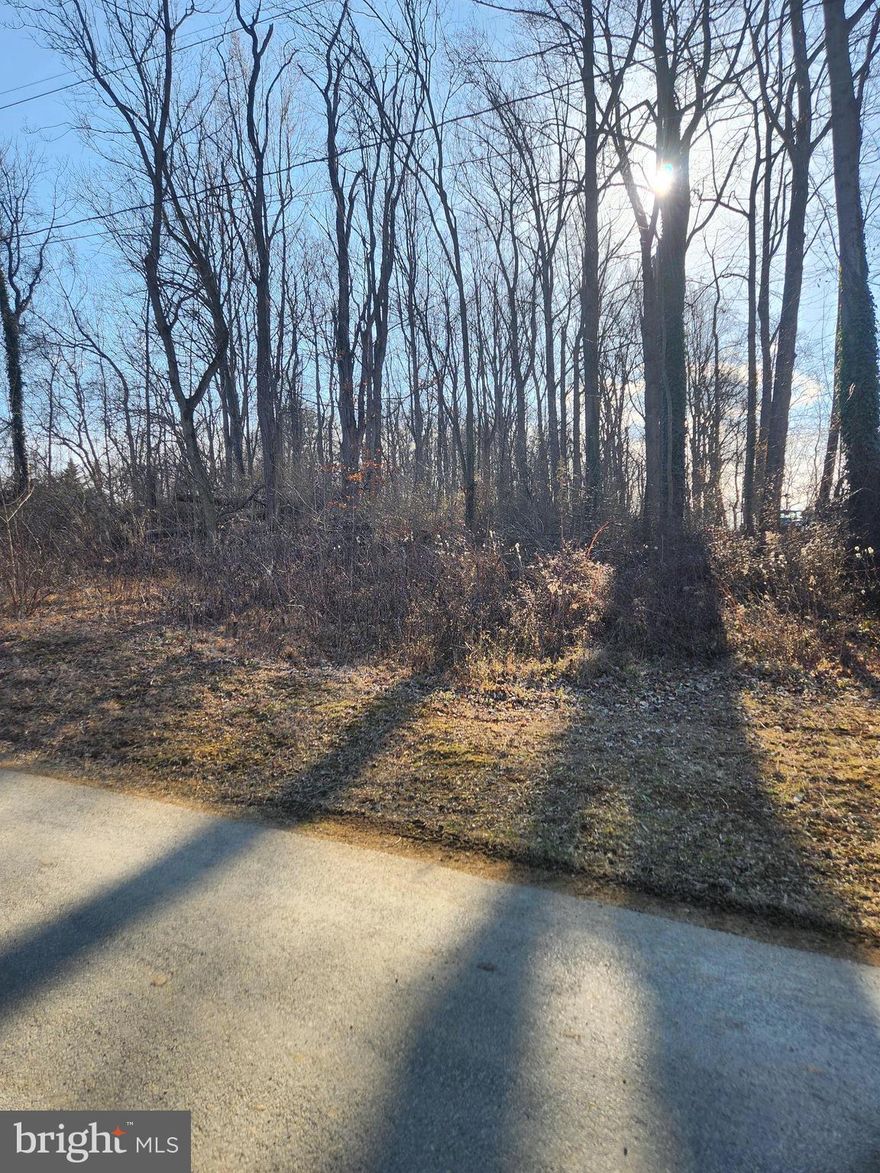 Wooded lot in Potomac Hills with community river access. This .89 acre property offers a quiet neighborhood and a great commuter location. Less then 4 miles to 81 and convenient to shopping, restaurants and schools.  Come and build your dream home or weekend getaway!
