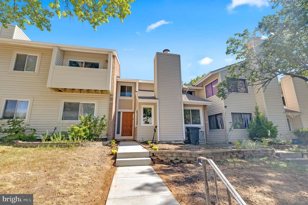 Photo of 2203 Saunders Drive, HERNDON, VA 20170 (MLS # VAFX2265900)