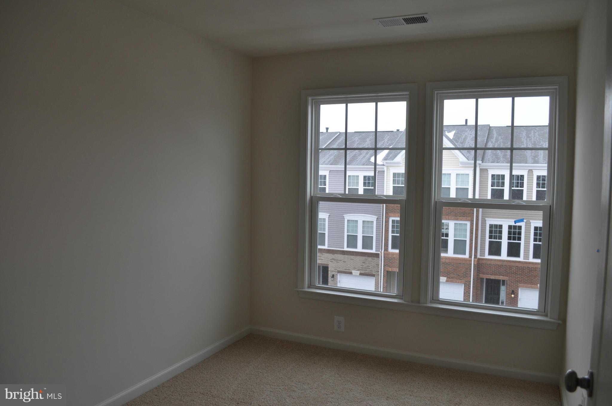 SIGNATURE AT BROADLANDS - Residential Lease