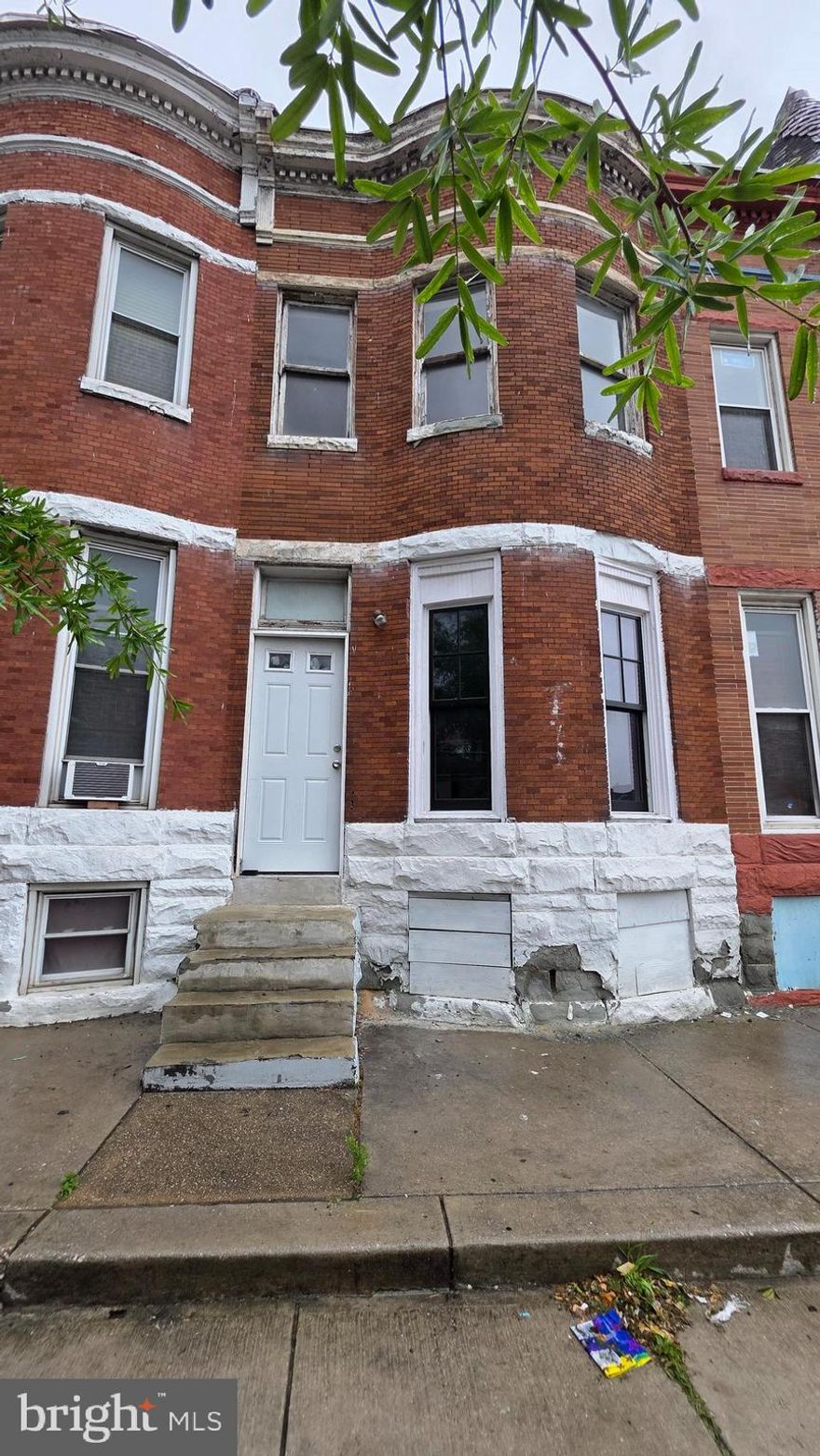 This is now setup as a Barber Shop on the first floor and a 2BR apartment unit above.
Needs updating. 

Selling strictly as is. Buyer to pay all closing, including all transfer docs and stamps.