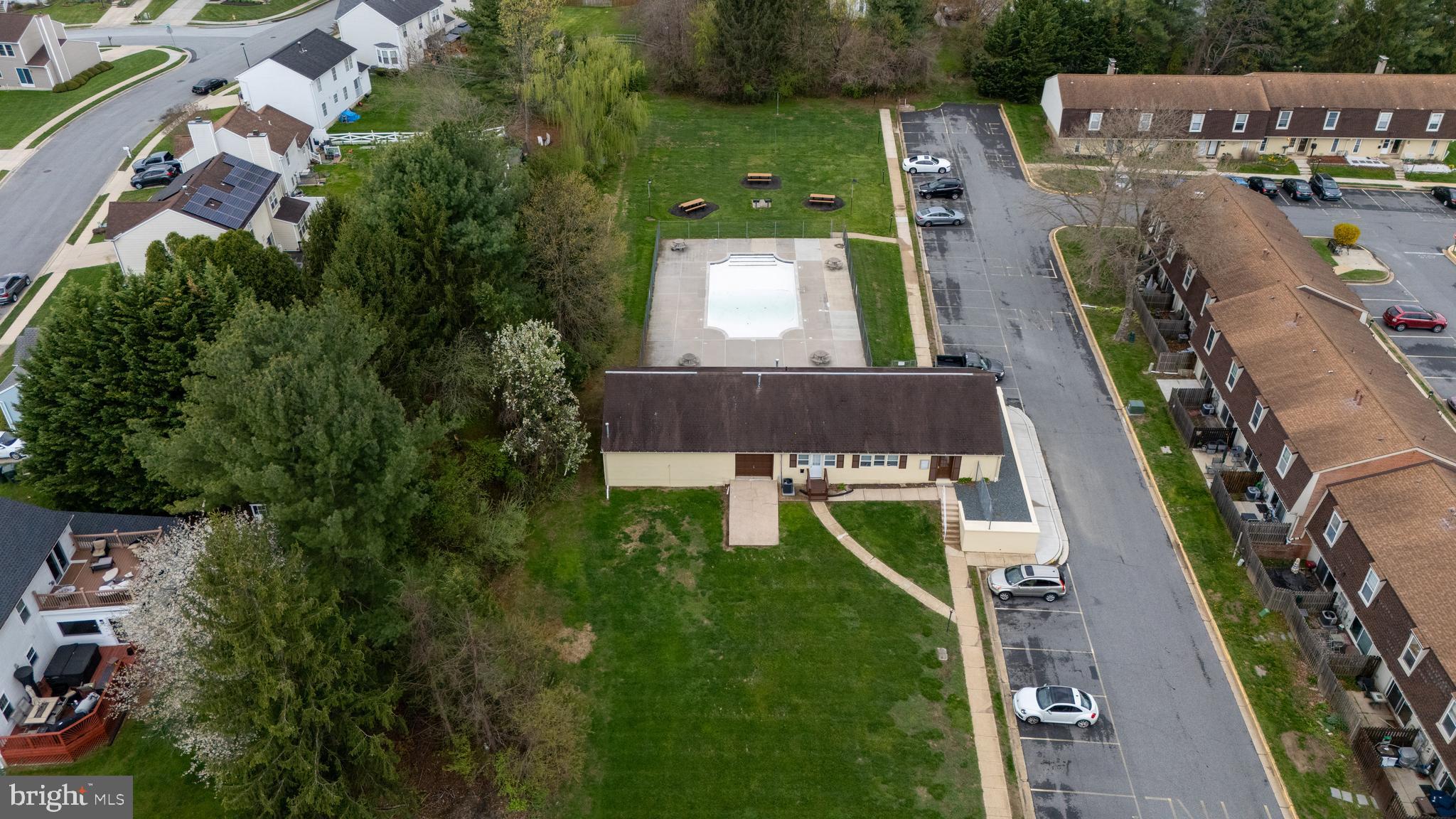 WILLIAMSBURG VIL - Residential