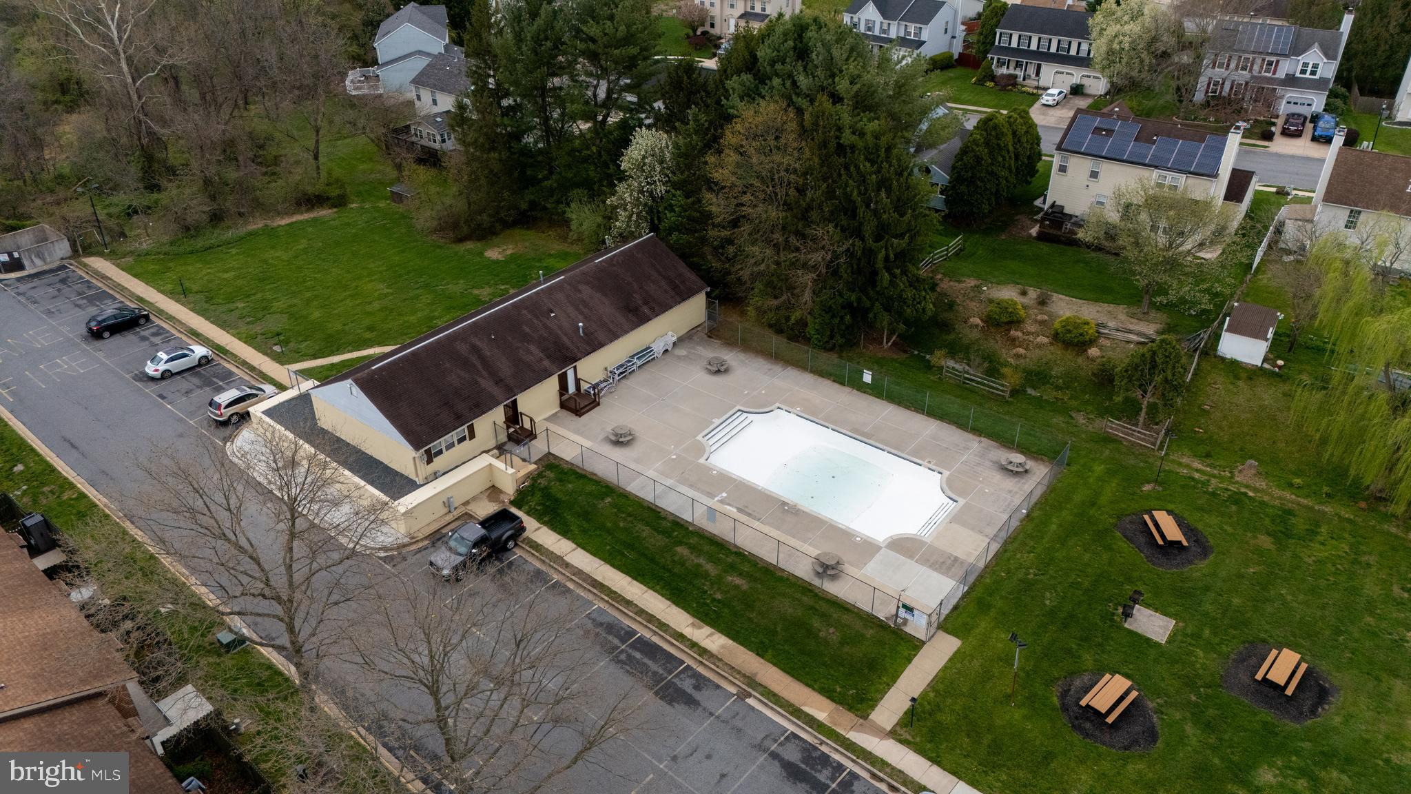 WILLIAMSBURG VIL - Residential