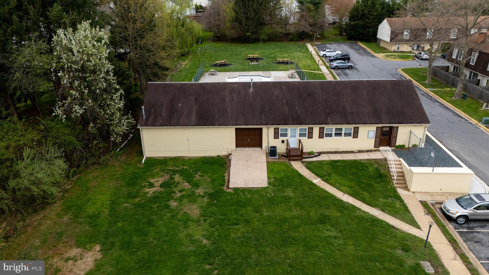 WILLIAMSBURG VIL - Residential