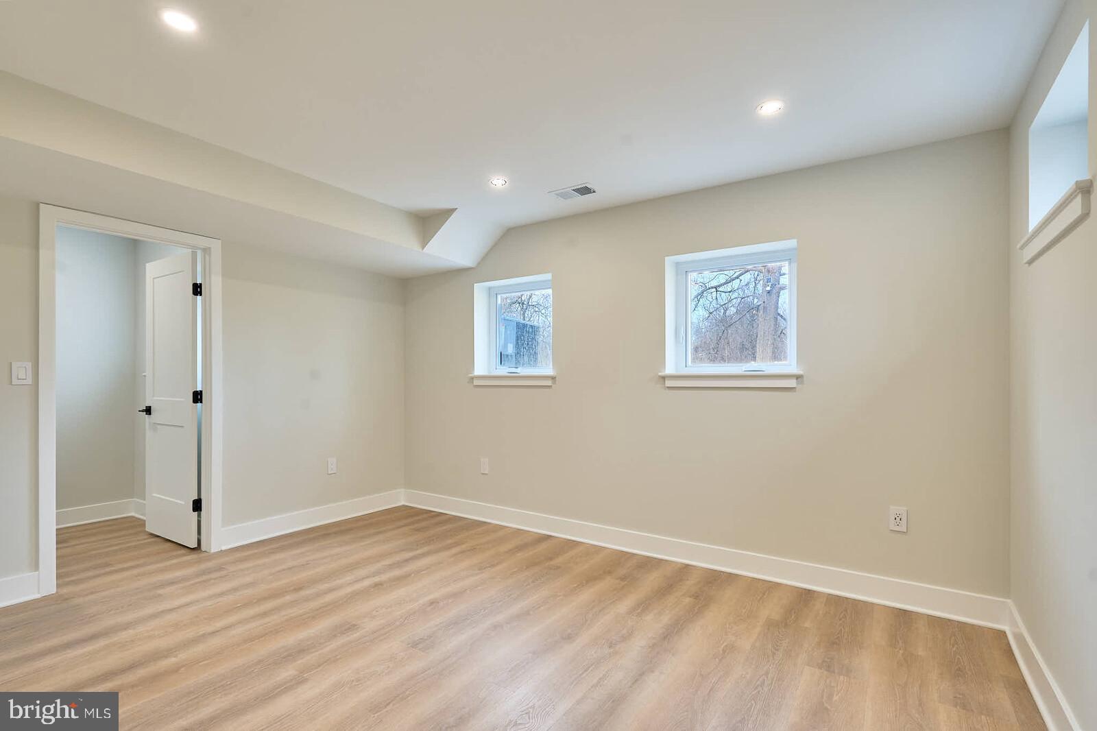 HOLLY KNOLLS - Residential Lease