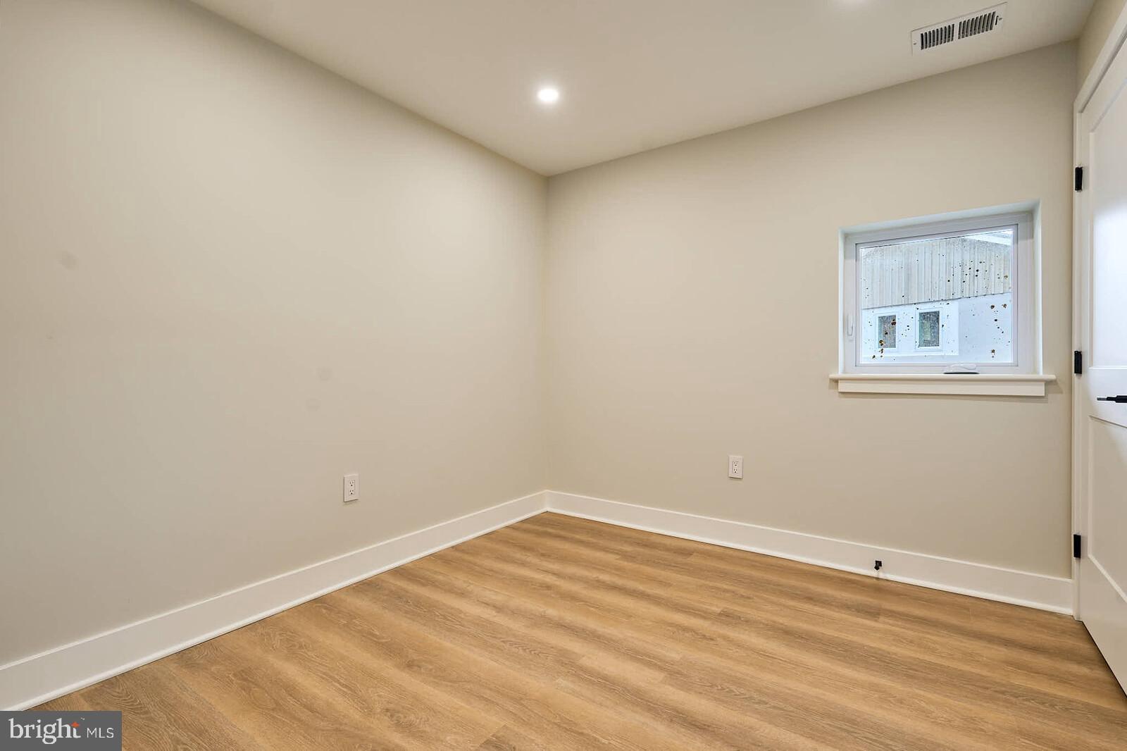 HOLLY KNOLLS - Residential Lease