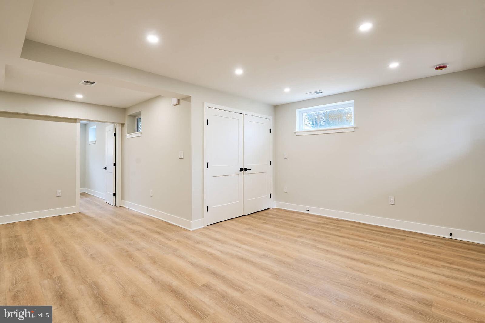 HOLLY KNOLLS - Residential Lease