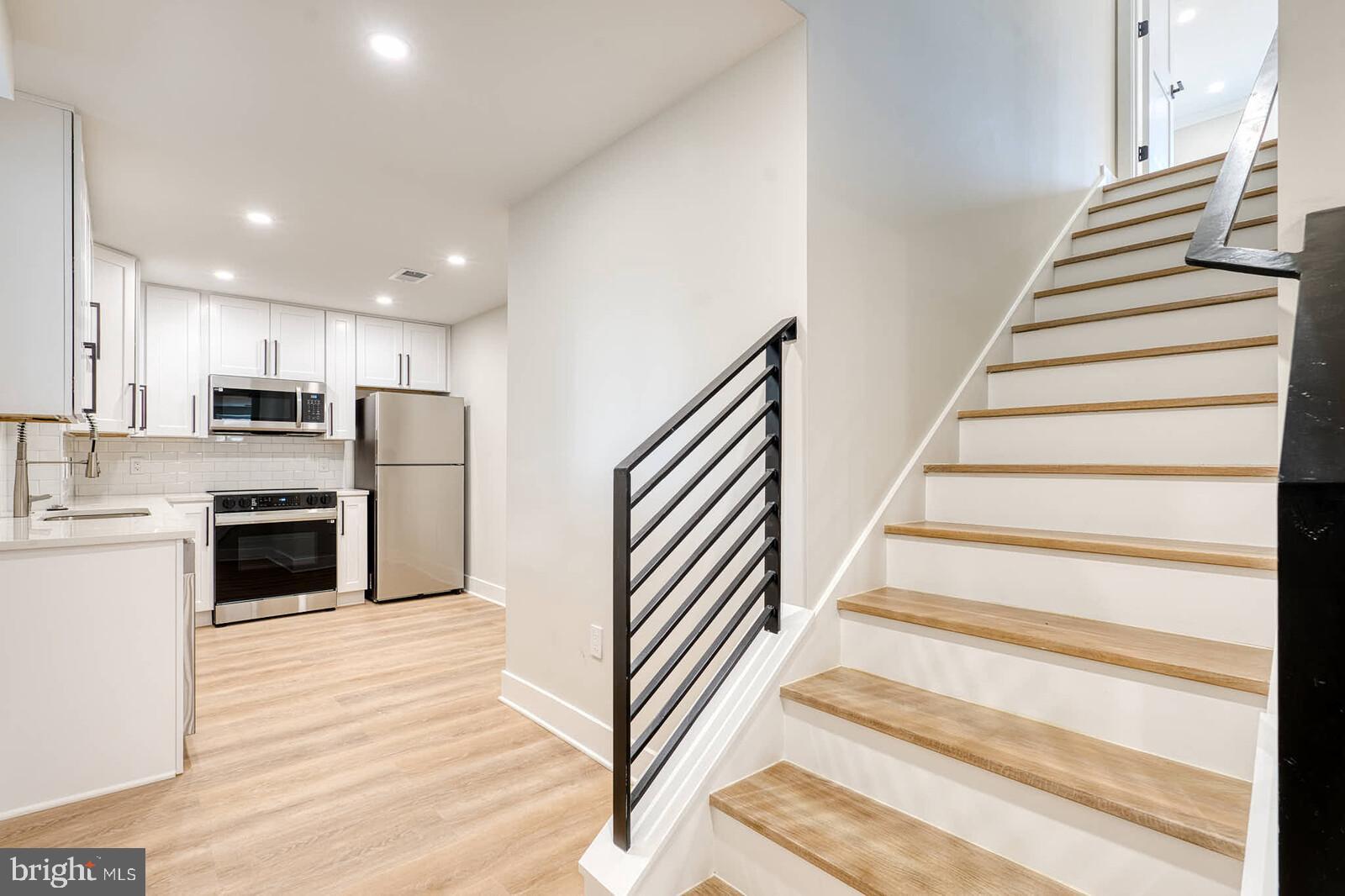 HOLLY KNOLLS - Residential Lease