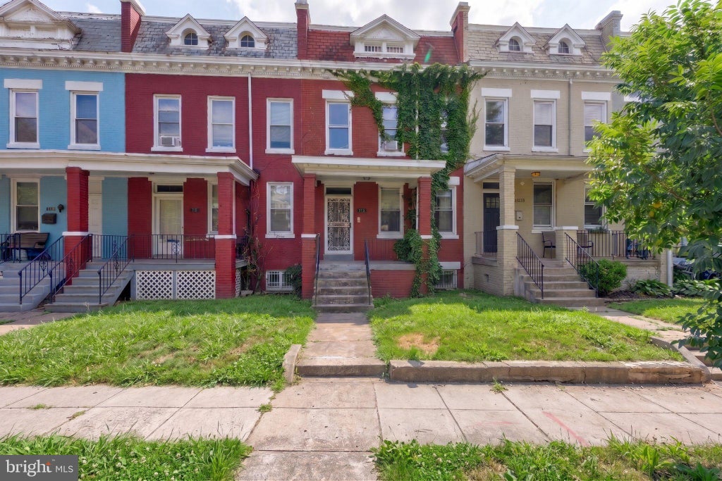 Photo of 612 Lamont Street NW, WASHINGTON, DC 20010 (MLS # DCDC2278946)