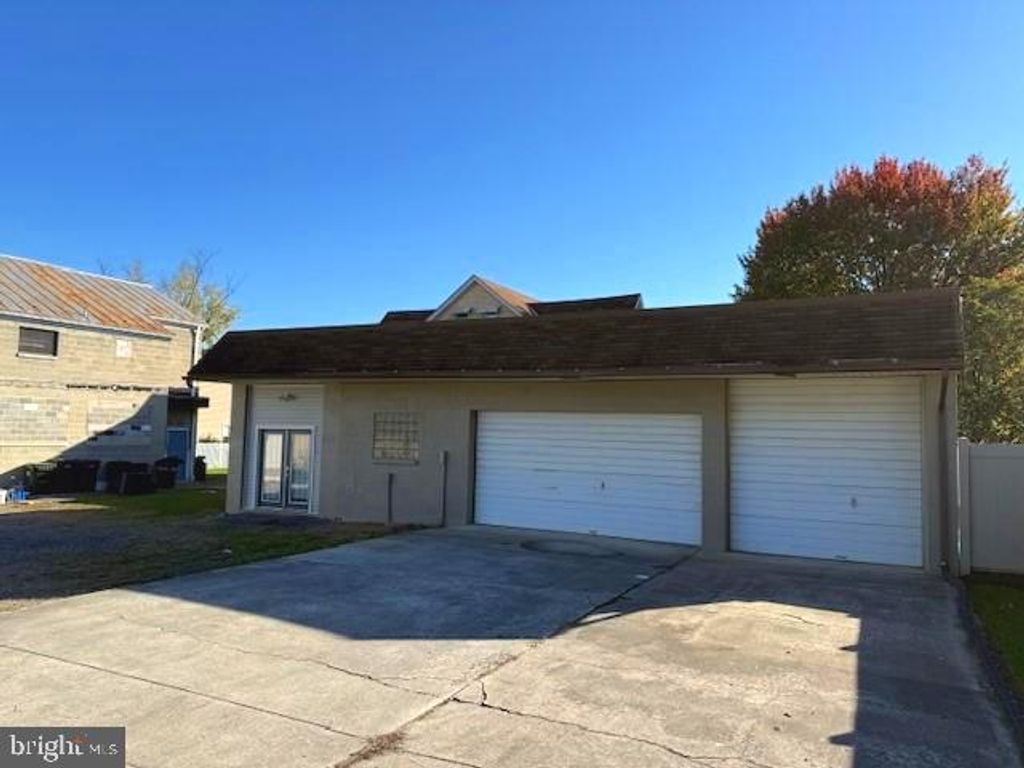 Photo of 420 Franklin Street #GARAGE A, CARLISLE, PA 17013 (MLS # PACB2047994)