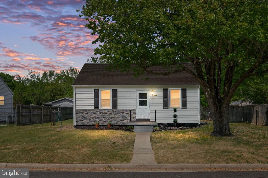 Photo of 305 Locust Avenue, COLONIAL BEACH, VA 22443 (MLS # VAWE2011160)