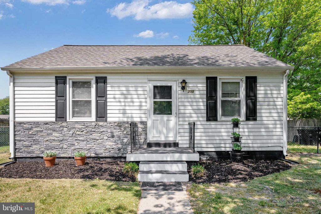 Photo of 305 Locust Avenue, COLONIAL BEACH, VA 22443 (MLS # VAWE2011160)