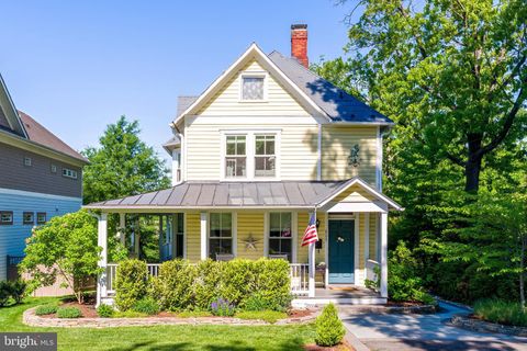 Photo of 805 Monroe Street, HERNDON, VA 20170 (MLS # VAFX2309956)