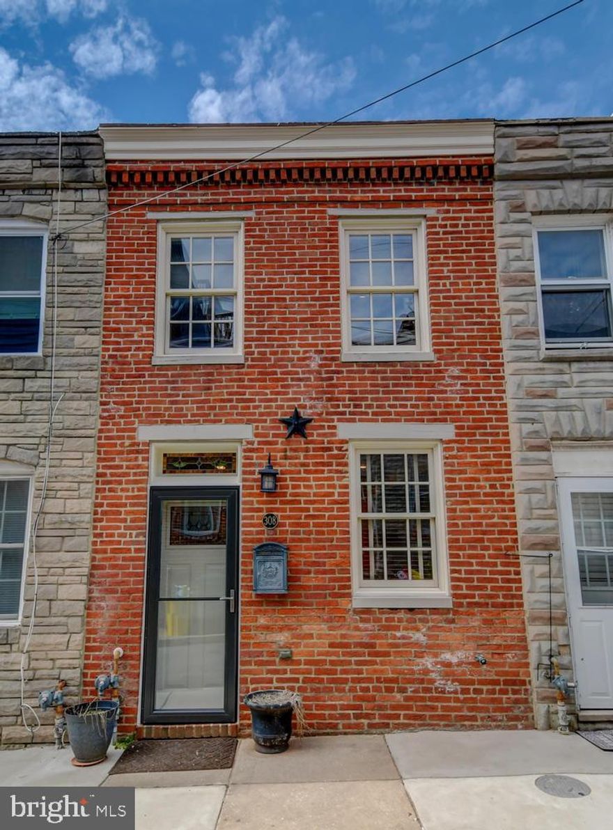 Wonderfully Renovated in Upper Fells Point, Southwest side of Patterson Park, easy jaunt to the park,  2 Bedroom, 1 and 1/2 bathrooms, Stainless Steel appliances, Brazilian Cherry floors throughout, Fenced Courtyard for the barbecue.  Move right in, pristine condition.