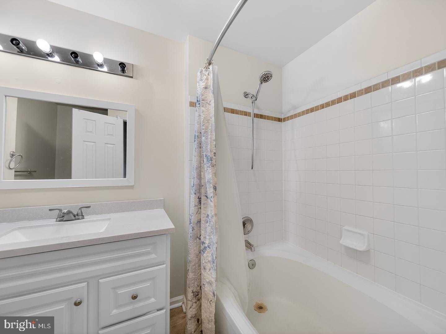 PARADISE - Residential Lease