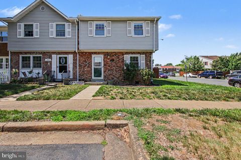 Photo of 1800 Fort Pulaski Court, DUMFRIES, VA 22026 (MLS # VAPW2123296)