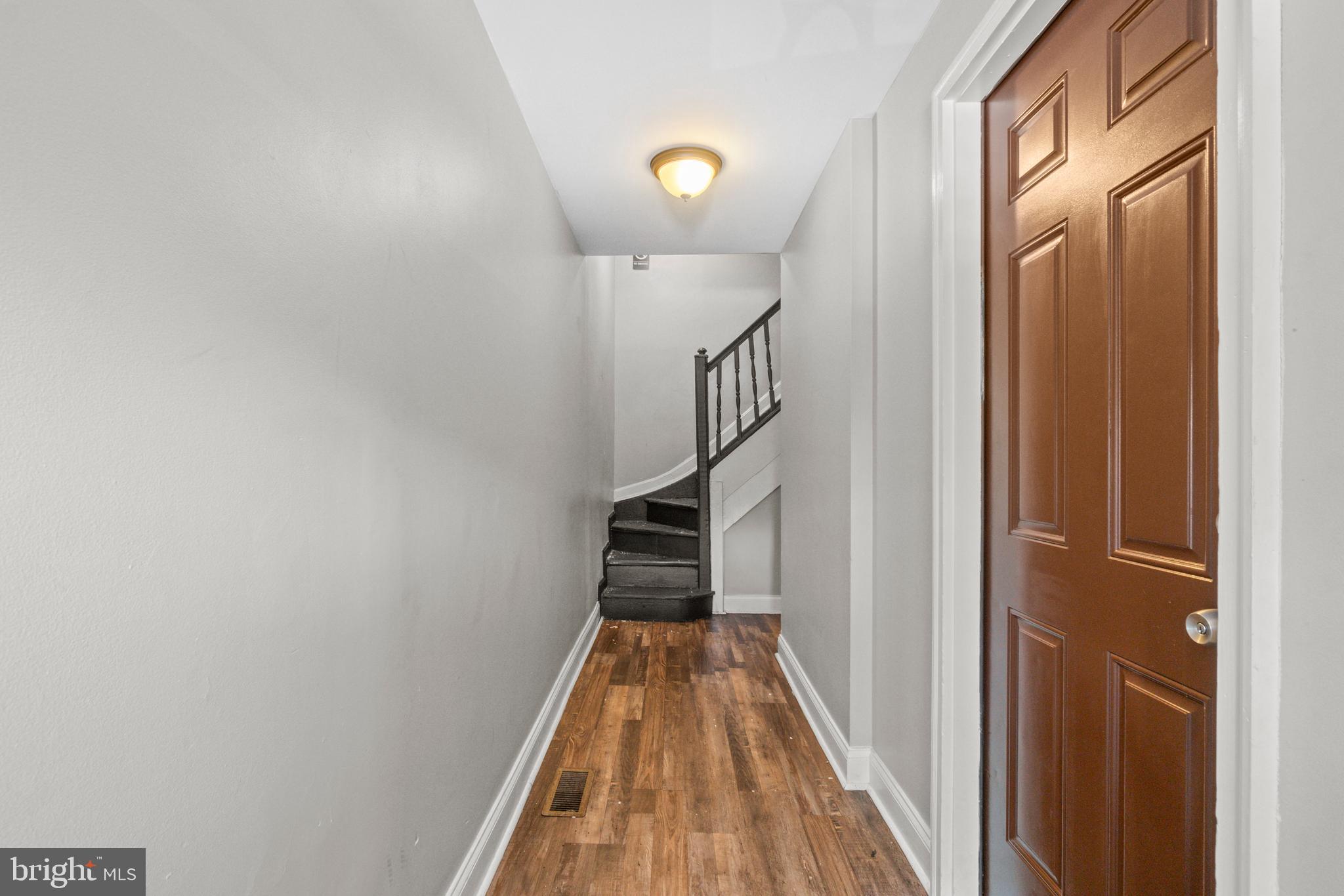 2405 BARCLAY STREET
