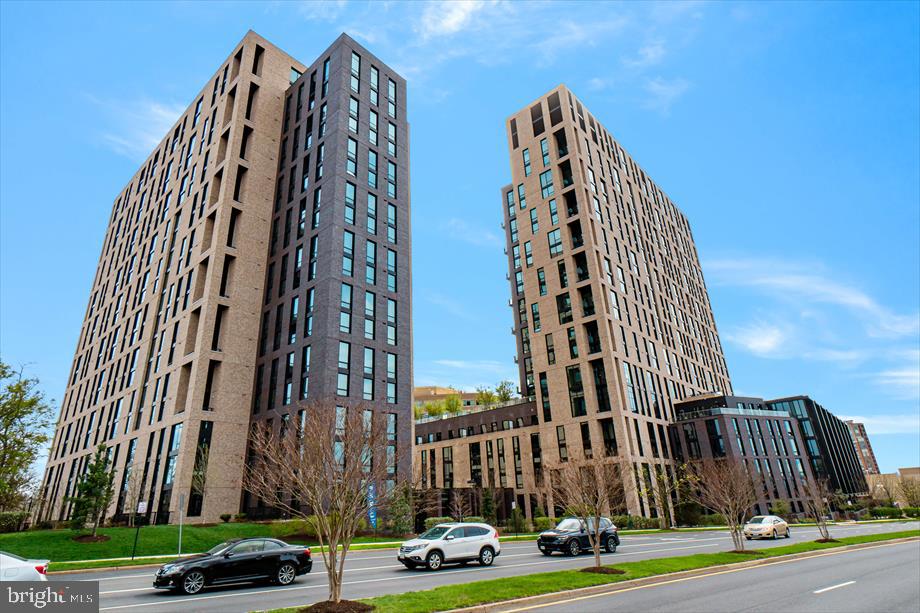 Fully furnished apartment homes available for lease. with a 1 month minimum. These residences feature walk-in closets, floor-to-ceiling windows, and fully equipped kitchens with stainless steel appliances.
Residents can enjoy on-site amenities, including a resort-style swimming pool with a sundeck, a cyber café with business services, and a 24-hour fitness center.
Located in Reston, this community offers convenient access to restaurants, retailers, parks, and entertainment options.
Additional features include a health club, garage parking, and on-site parking.
Monthly housekeeping service available. Minimum lease term: 1 month. Contact us for a price quote today.