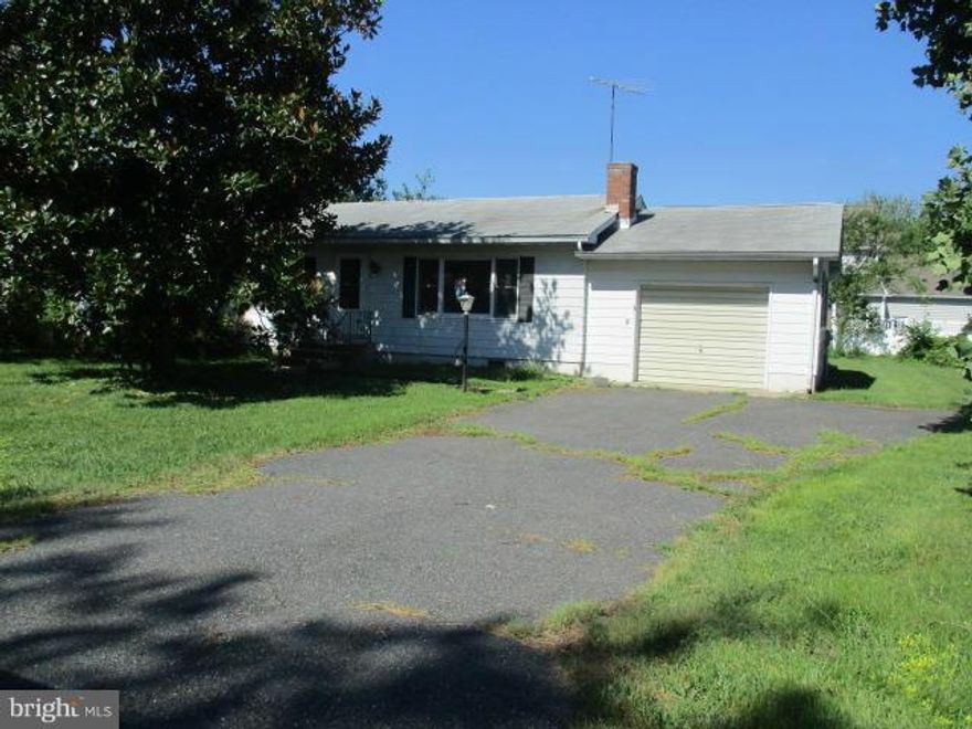 Marling Farms offers 3 bedroom rancher with 1.1 baths on .34 acres. Over sized 1 car garage with space for work shop bench. Master bedroom has private bath. Screened in porch off dining room. Spacious kitchen with lots of cabinet space. Fenced rear yard with shed with plenty of room for cookouts. Close to schools and shopping. Easy access to rt 50 and minutes from Bay Bridge. Agents View doc's.
