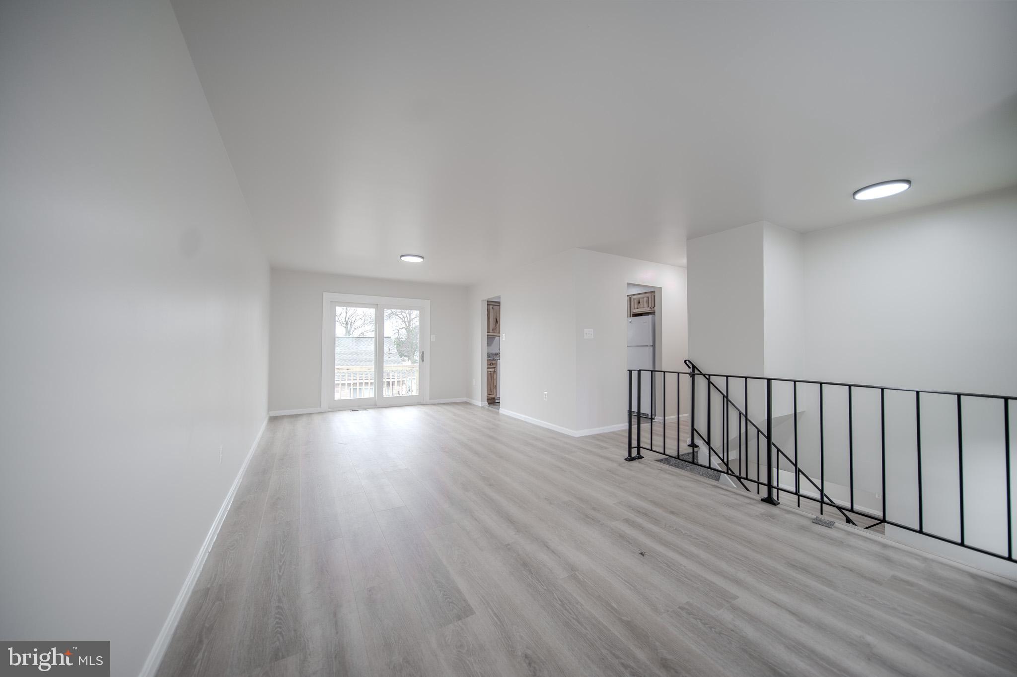 11209 CAROLINE AVENUE