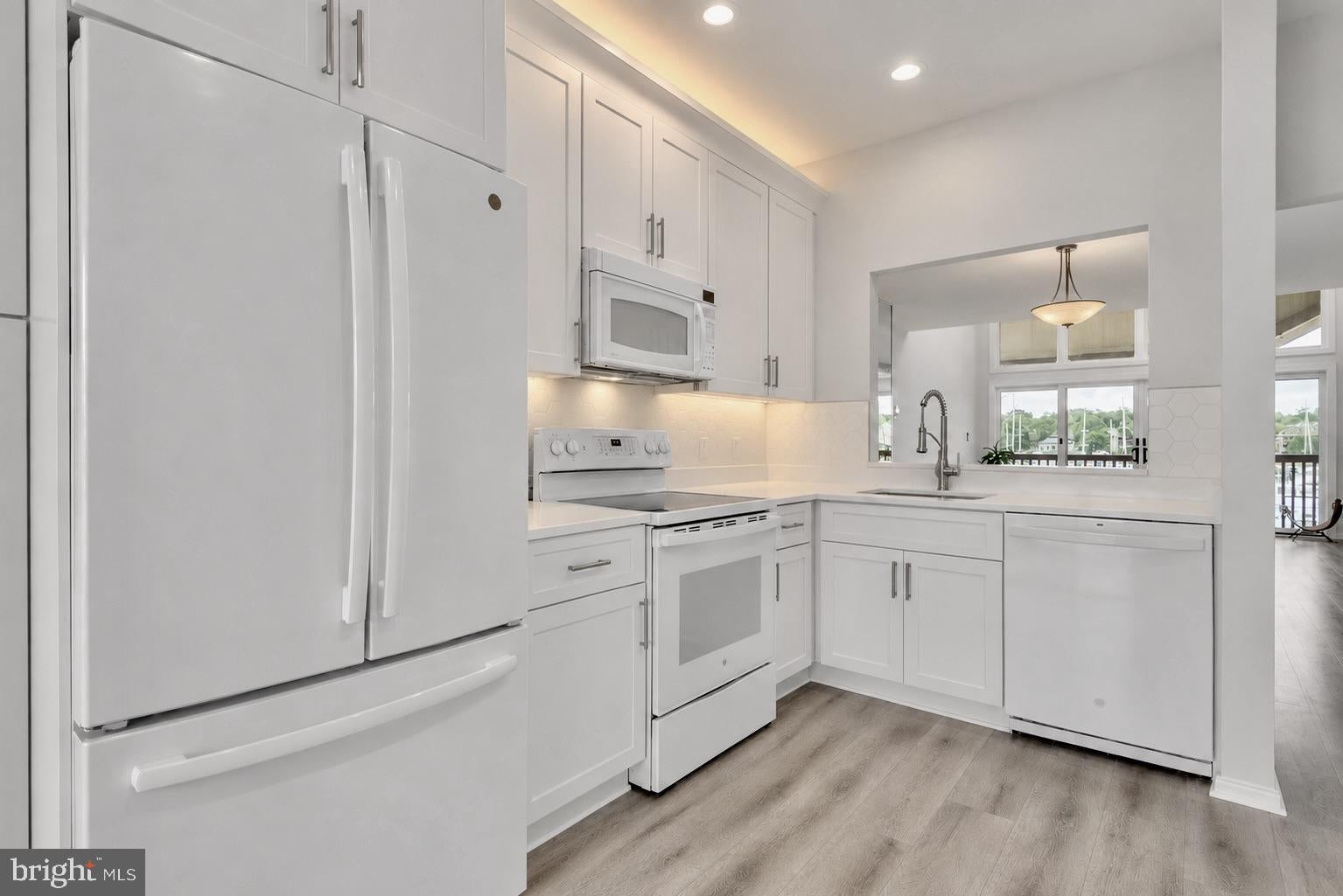 2123 QUAY VILLAGE COURT 202