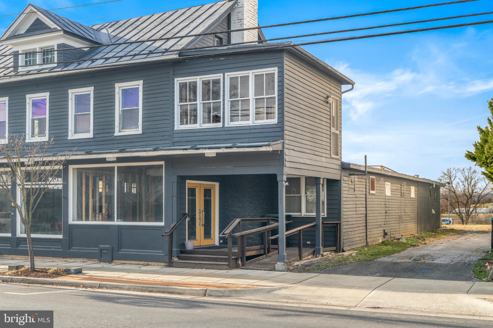 Main image without alt text