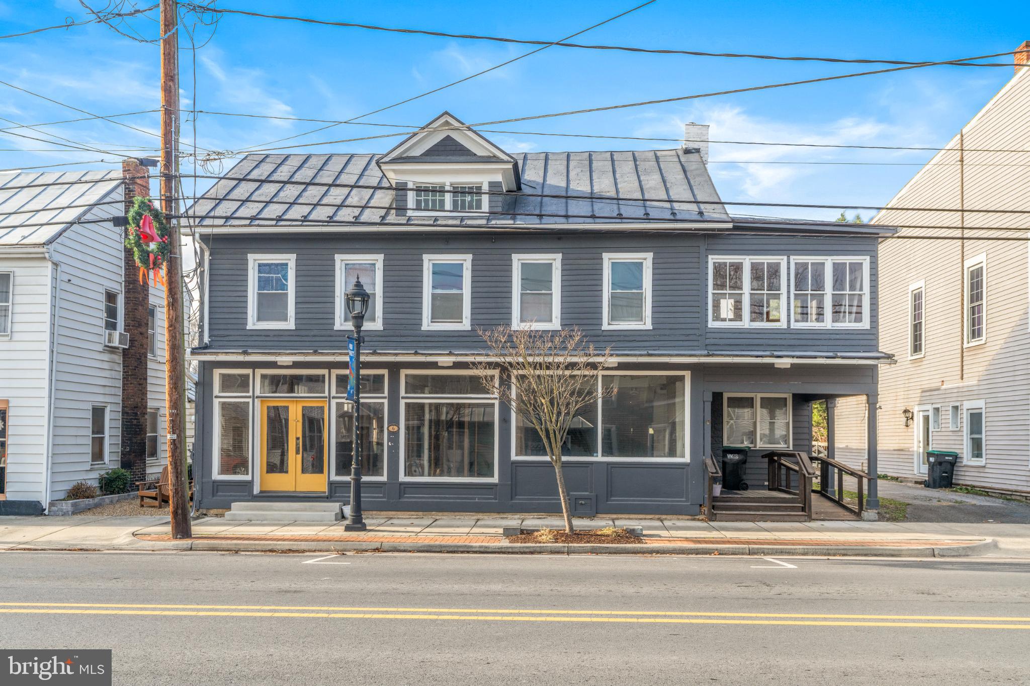 Main image without alt text