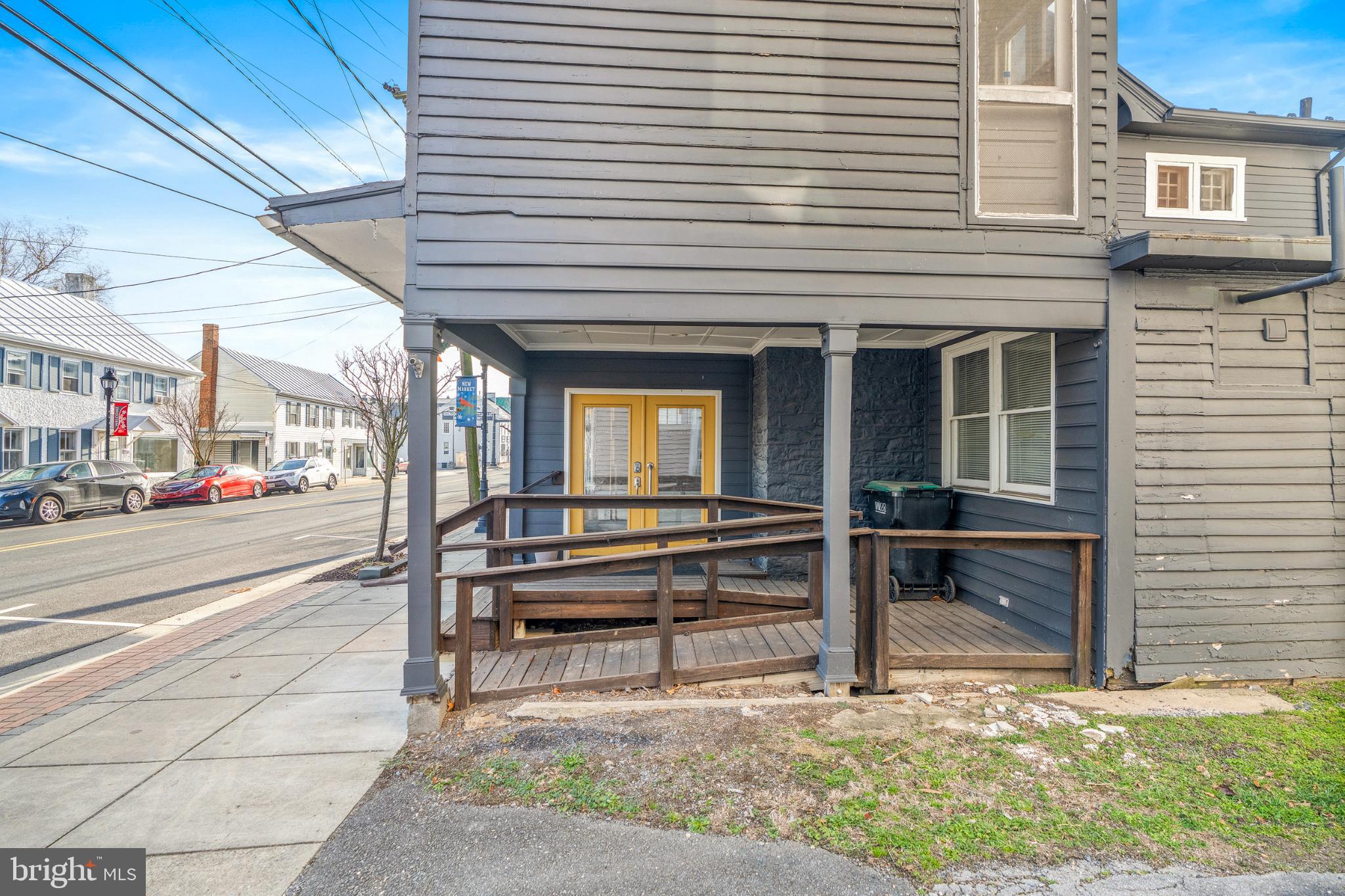 Main image without alt text