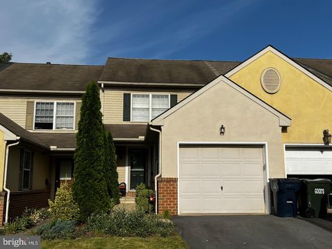 Photo of 1545 QUEEN LN, LANCASTER, PA 17601 (MLS # PALA2033152)