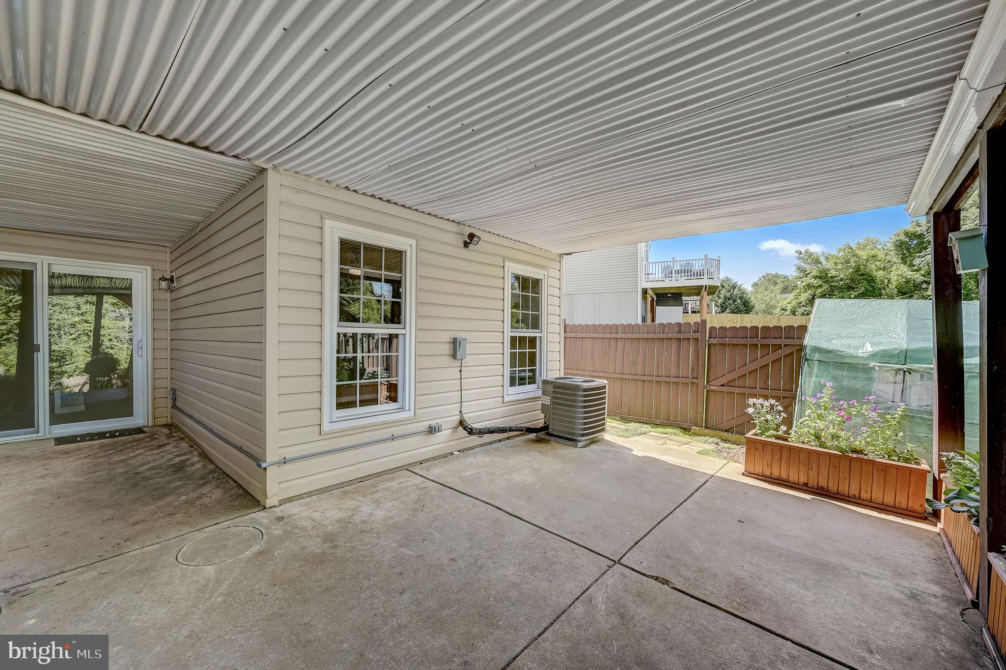 CONSTANT FRIENDSHIP - Residential