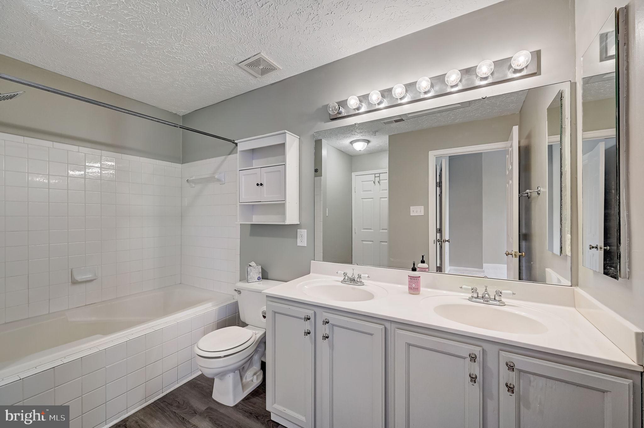 CONSTANT FRIENDSHIP - Residential