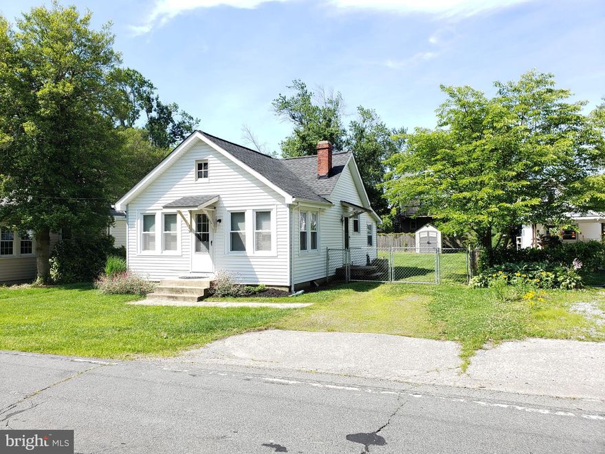 Located in the water oriented community of Owings Beach in Deale, MD, this charming bungalow has two bedrooms, 1 bath and is within walking distance to the Bay.  A Pet will be considered on a case by case basis with size restrictions.  Must have good credit and pass background check.