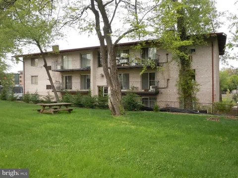 2025 Lincoln Street N Unit 104, Arlington, VA MLS: VAAR2065832