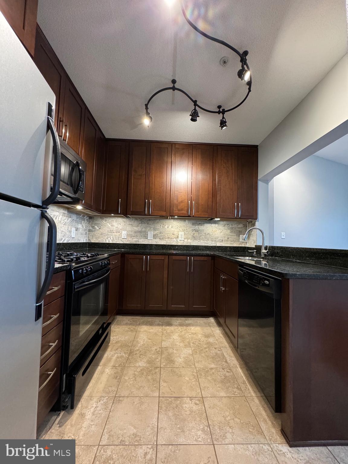 SOUTH GLEN - Residential Lease