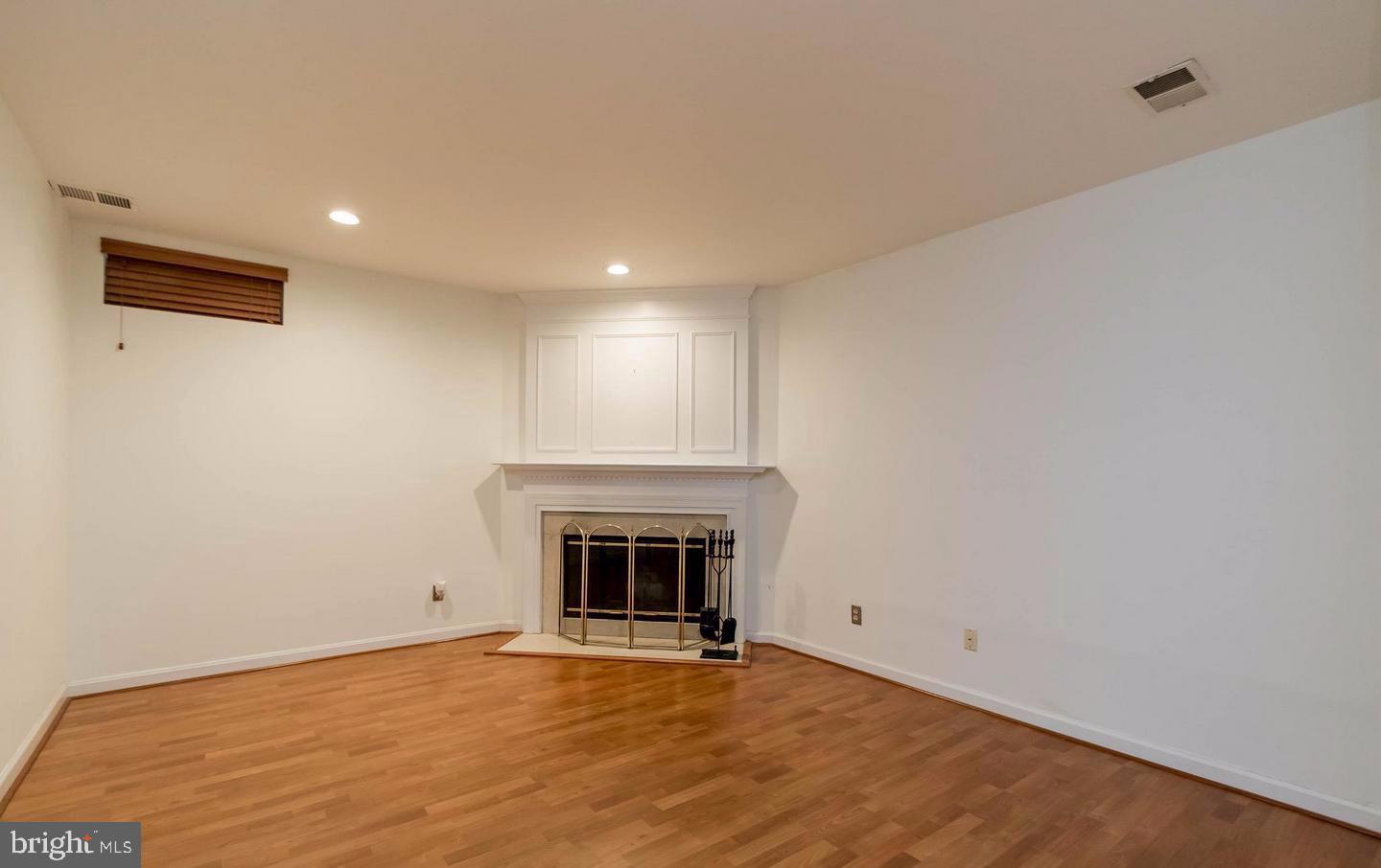 RIVER OAKS - Residential Lease