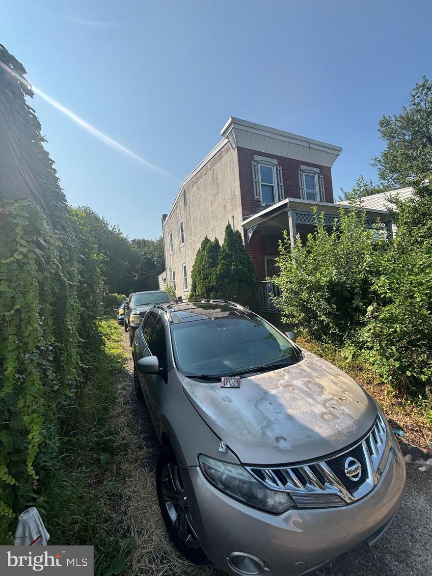 Vacant Detached Property – Endless Possibilities!

Sitting on 4 spacious lots totaling 7,000+ sq. ft., this detached property offers a rare opportunity for investors, builders, or visionaries. The home features 3 bedrooms with a deck, but is in need of a full rehab—or can be torn down to make way for something much bigger. Great income-producing opportunity! The property contains 12 storage units, each of which can be leased to generate reliable monthly cash flow.

Bring your grand plans:

Rebuild into a beautiful single-family residence with expansive outdoor space

Subdivide and develop multiple homes or multi-unit properties

Unlock the full potential of this oversized parcel

Conveniently located near I-95 and Harbison Avenue, this property offers excellent accessibility while being tucked in a residential neighborhood.

A true blank canvas with endless upside!