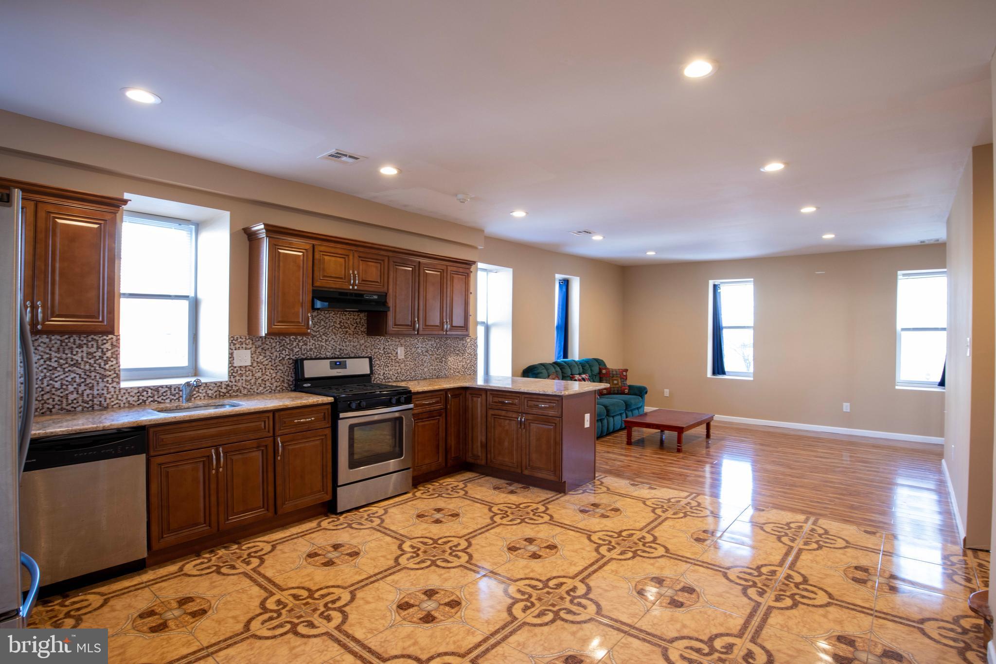 EAST FALLS - Residential Lease