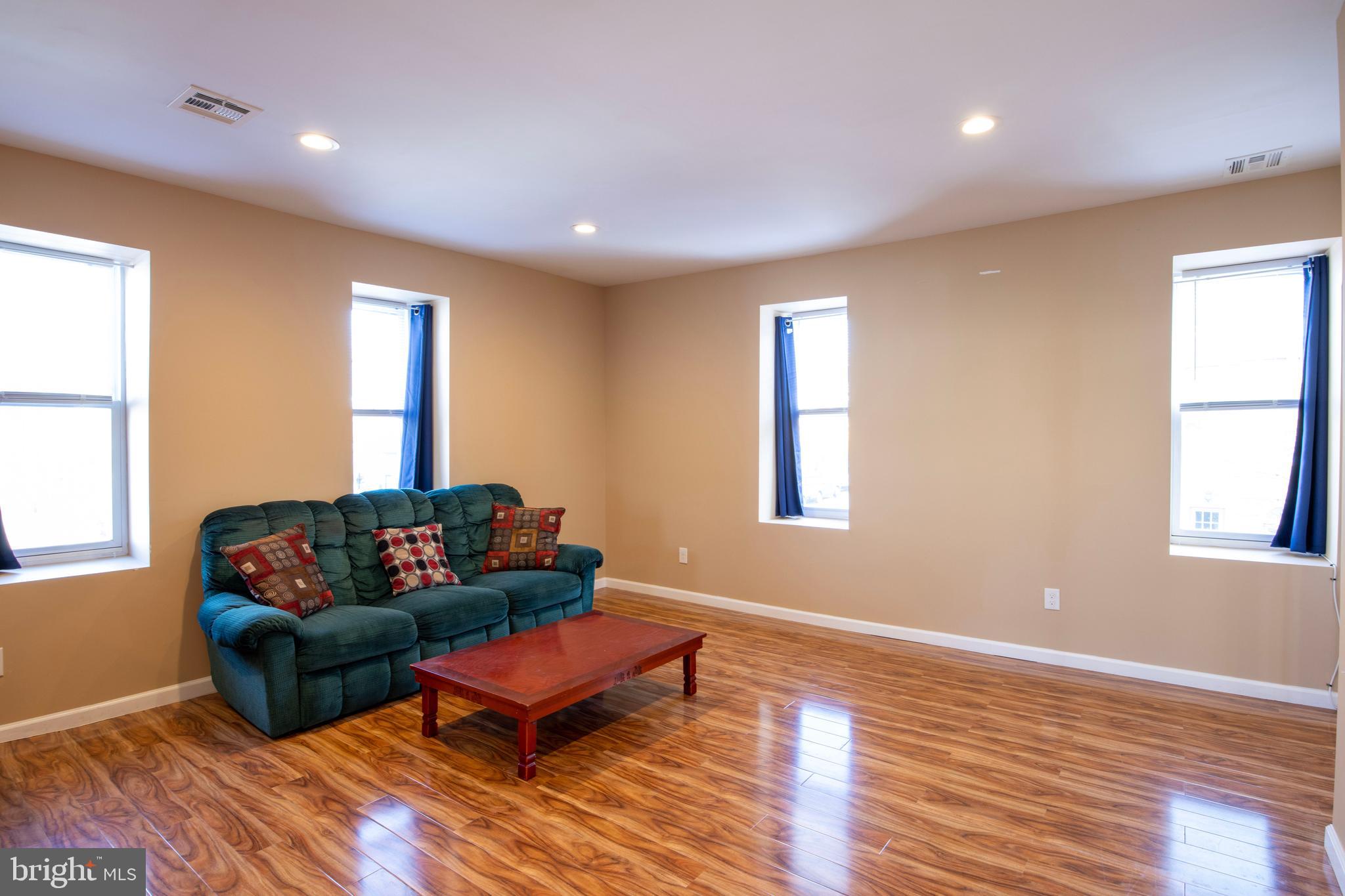 EAST FALLS - Residential Lease