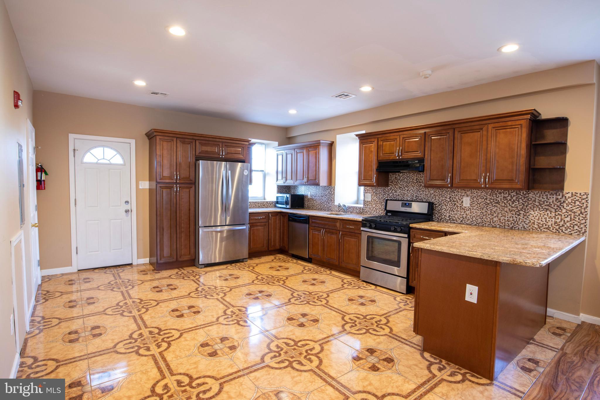 EAST FALLS - Residential Lease