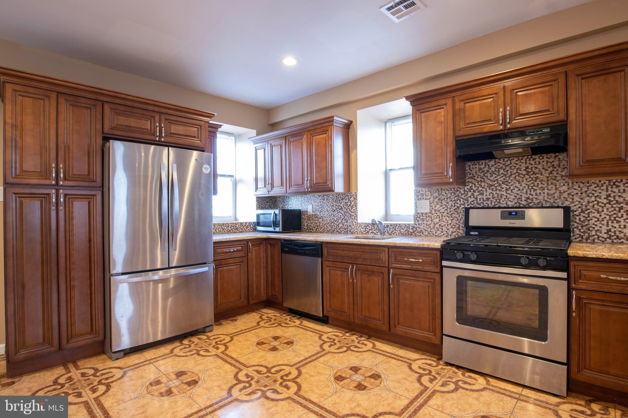 EAST FALLS - Residential Lease